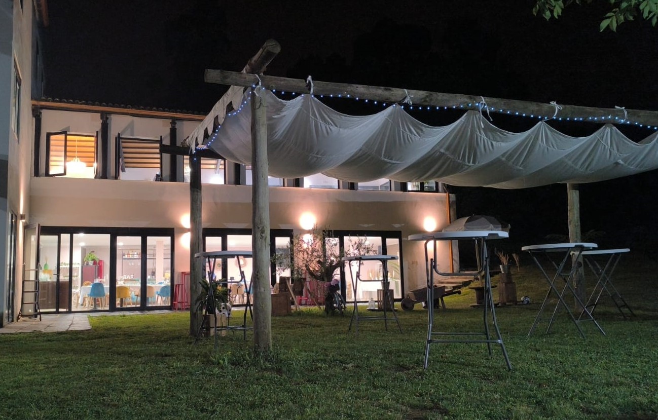 Espacio interior preparado para boda o evento familiar