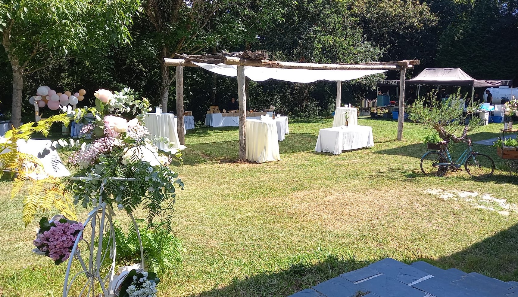 Detalles de mesa para evento o boda en entorno rural