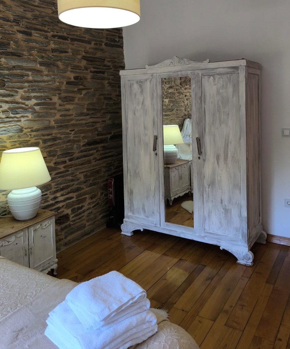 Habitación doble con iluminación cálida