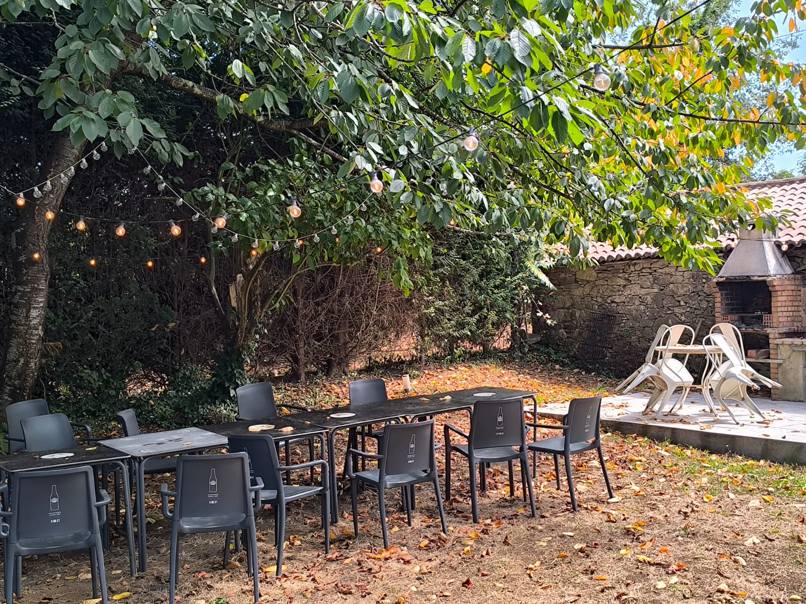 Espacio exterior con mesas y sillas en el jardín