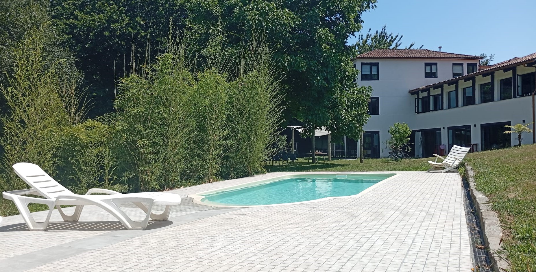 Jardín amplio ideal para relajarse o celebrar